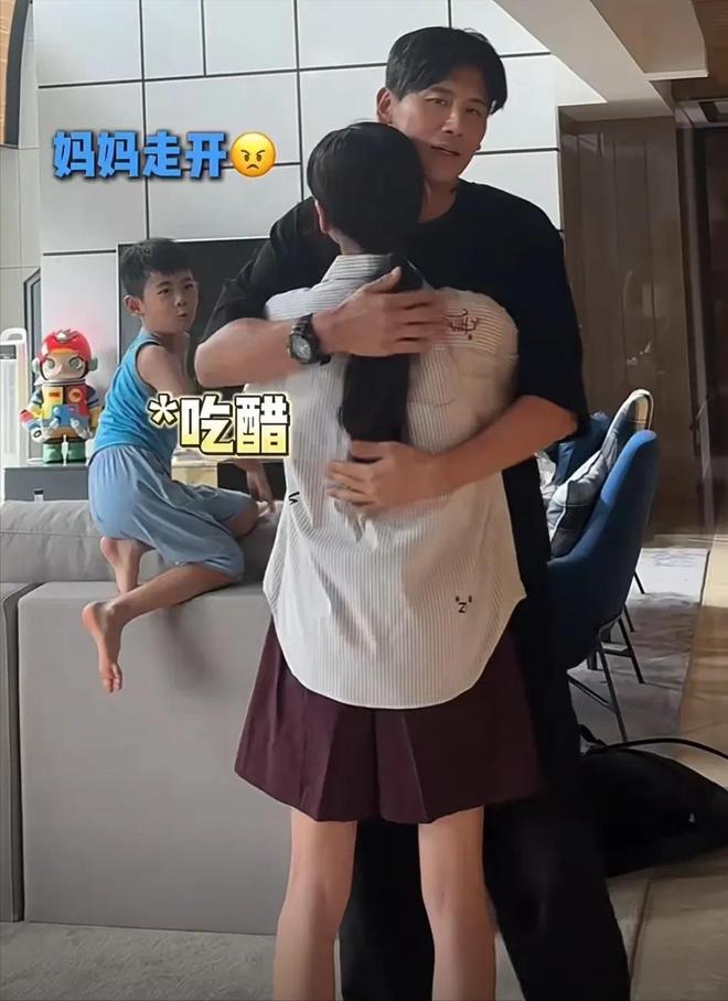 秋瓷炫探班于晓光，全身湿透尽显模范夫妻情深，40岁高龄产子不离婚的背后故事  第7张