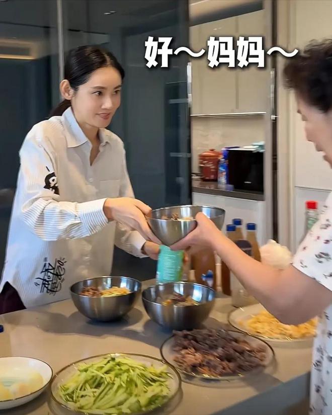 秋瓷炫探班于晓光，全身湿透尽显模范夫妻情深，40岁高龄产子不离婚的背后故事  第8张
