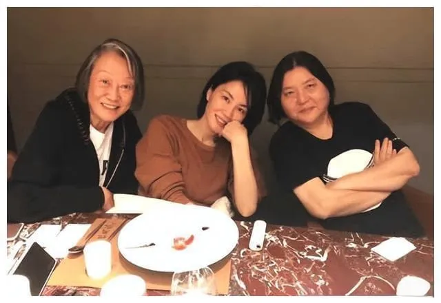 天后王菲家中聚餐照曝光，素颜出镜与好友谈笑风生  第5张