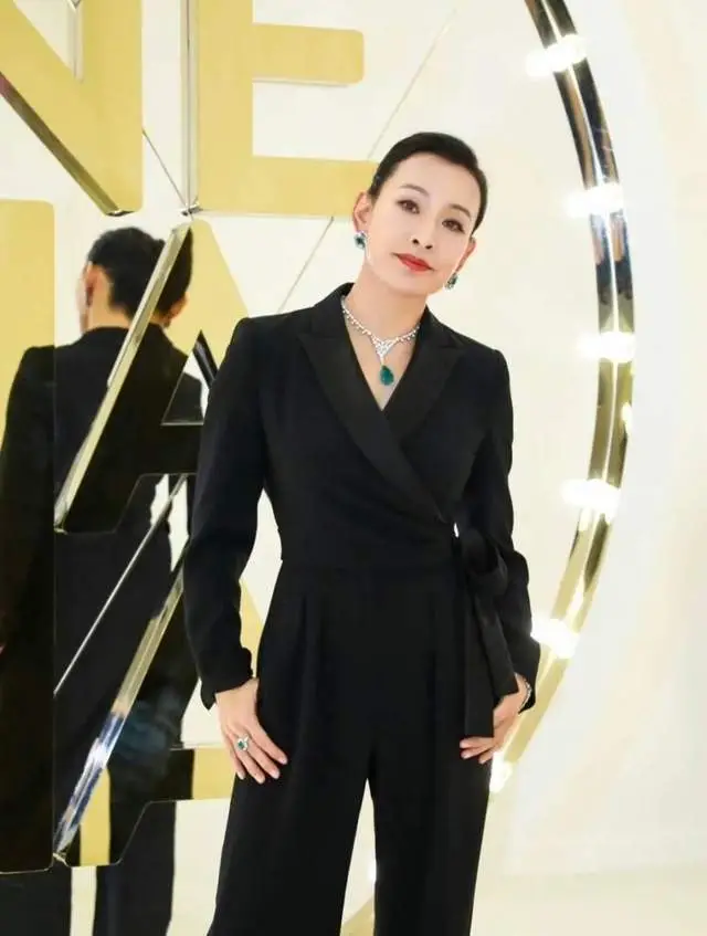 63岁陈冲时尚大片展现高级气质，豹纹连体衣搭配皮草性感霸气  第1张
