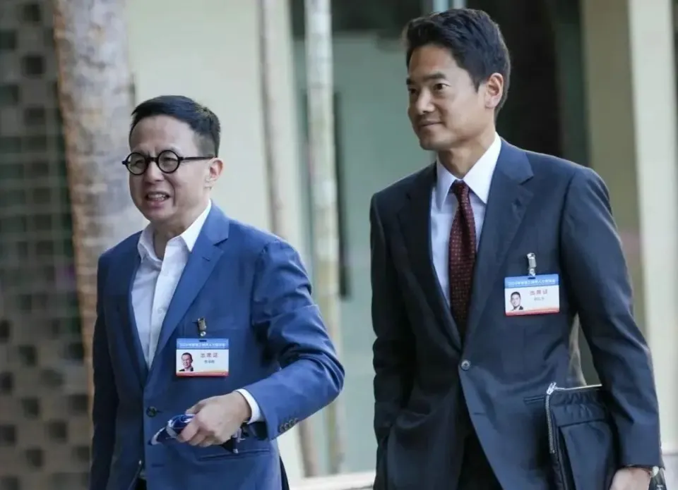 梁洛施新恋情曝光？与导演马浴柯街头牵手引热议  第11张