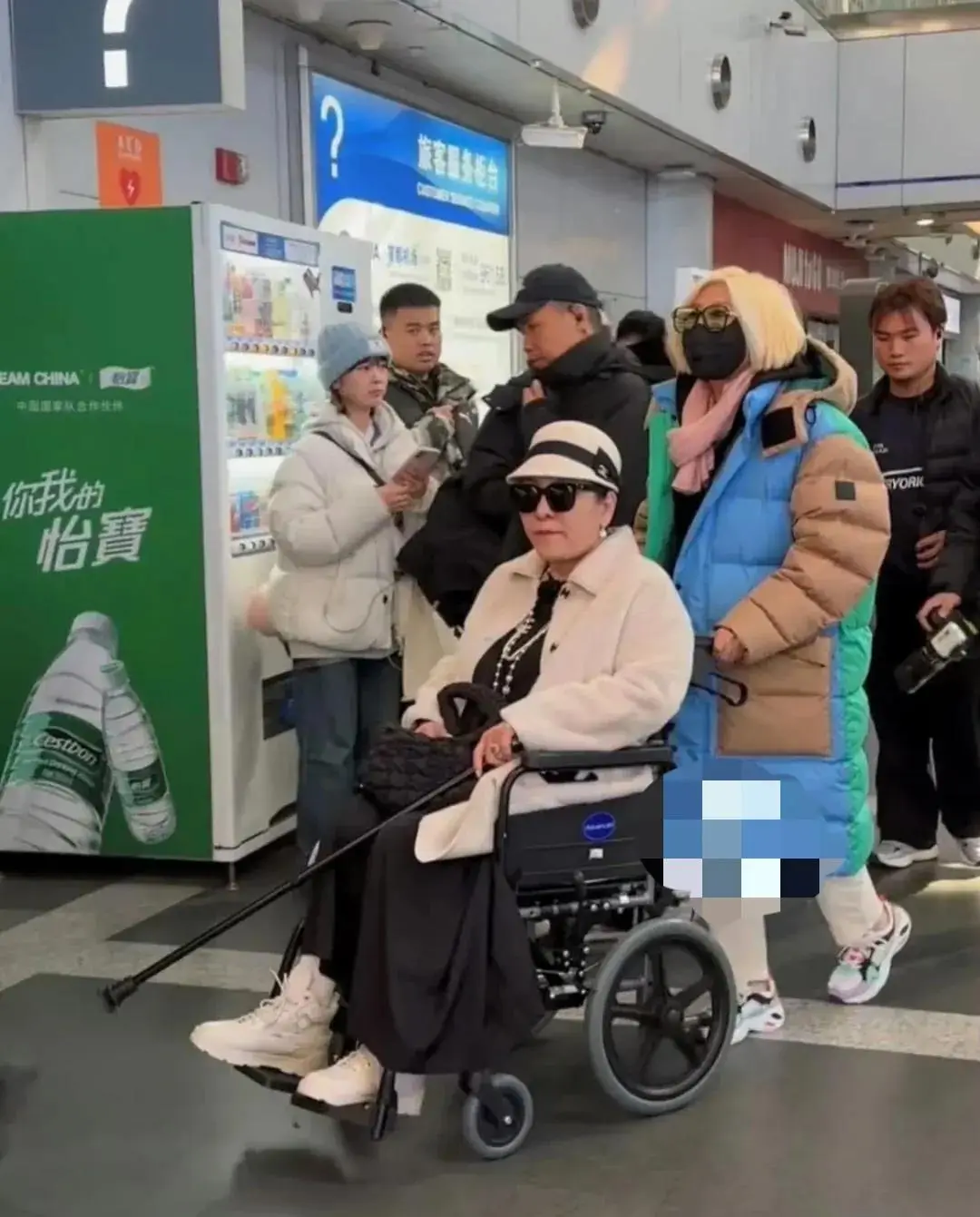 一路繁花综艺录制现场：刘晓庆领衔高龄嘉宾机场出发，展现不老风采  第5张