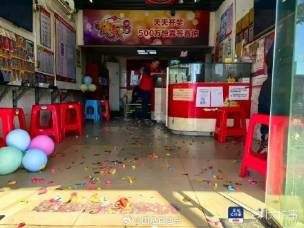深圳福利彩票店彩民喜中2.25亿大奖，老板庆祝并分享喜糖  第1张