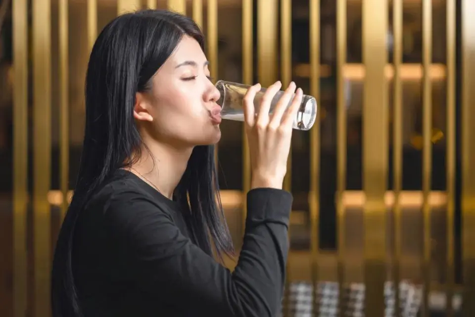 口干舌燥的原因及解决方法：了解身体缺水的信号  第1张
