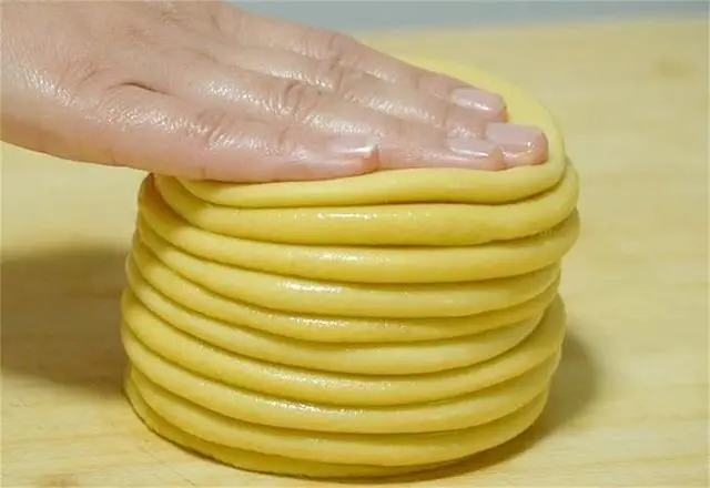 探索春饼新花样：胡萝卜春饼制作技巧，轻松做出薄如蝉翼的美味  第1张
