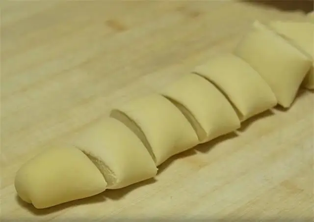 探索春饼新花样：胡萝卜春饼制作技巧，轻松做出薄如蝉翼的美味  第5张