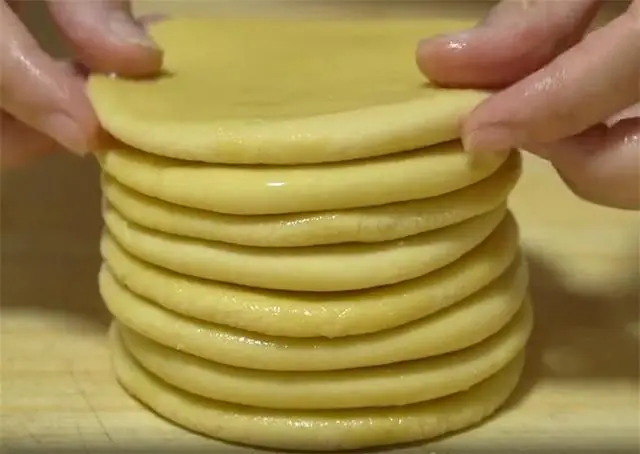 探索春饼新花样：胡萝卜春饼制作技巧，轻松做出薄如蝉翼的美味  第6张