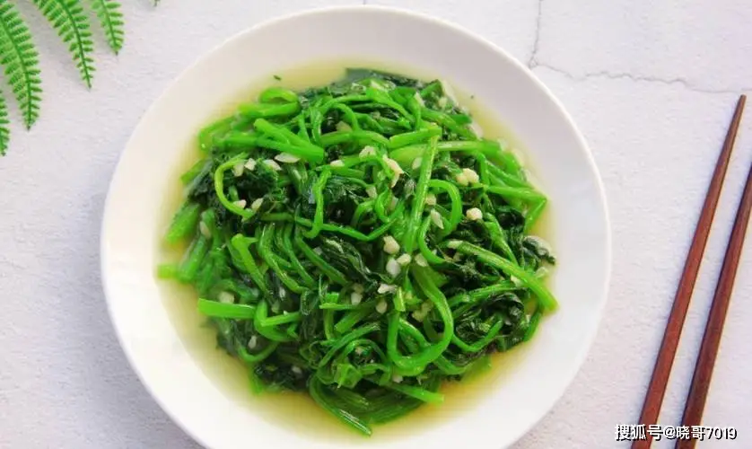 蒜蓉炒菠菜：简单美味家常菜，营养丰富，健康餐桌必备  第1张