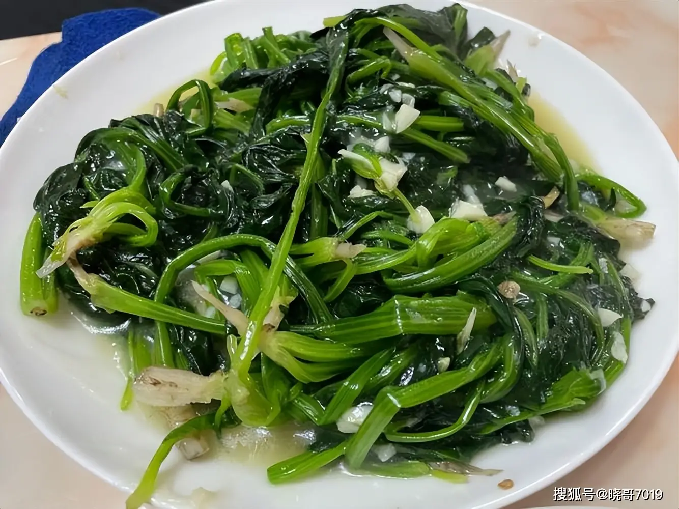 蒜蓉炒菠菜：简单美味家常菜，营养丰富，健康餐桌必备  第2张