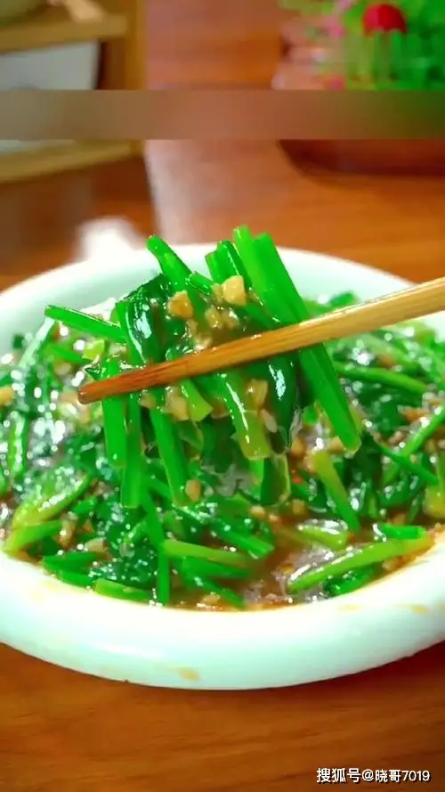 蒜蓉炒菠菜：简单美味家常菜，营养丰富，健康餐桌必备  第3张