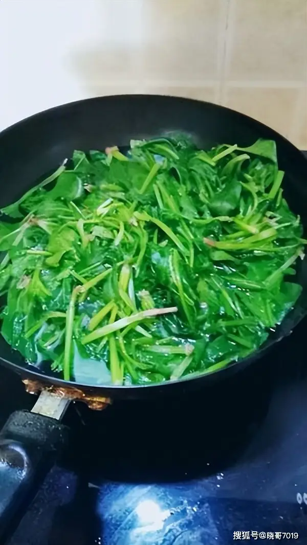 蒜蓉炒菠菜：简单美味家常菜，营养丰富，健康餐桌必备  第7张