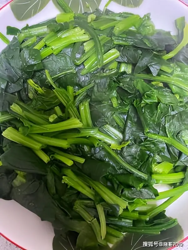 蒜蓉炒菠菜：简单美味家常菜，营养丰富，健康餐桌必备  第8张
