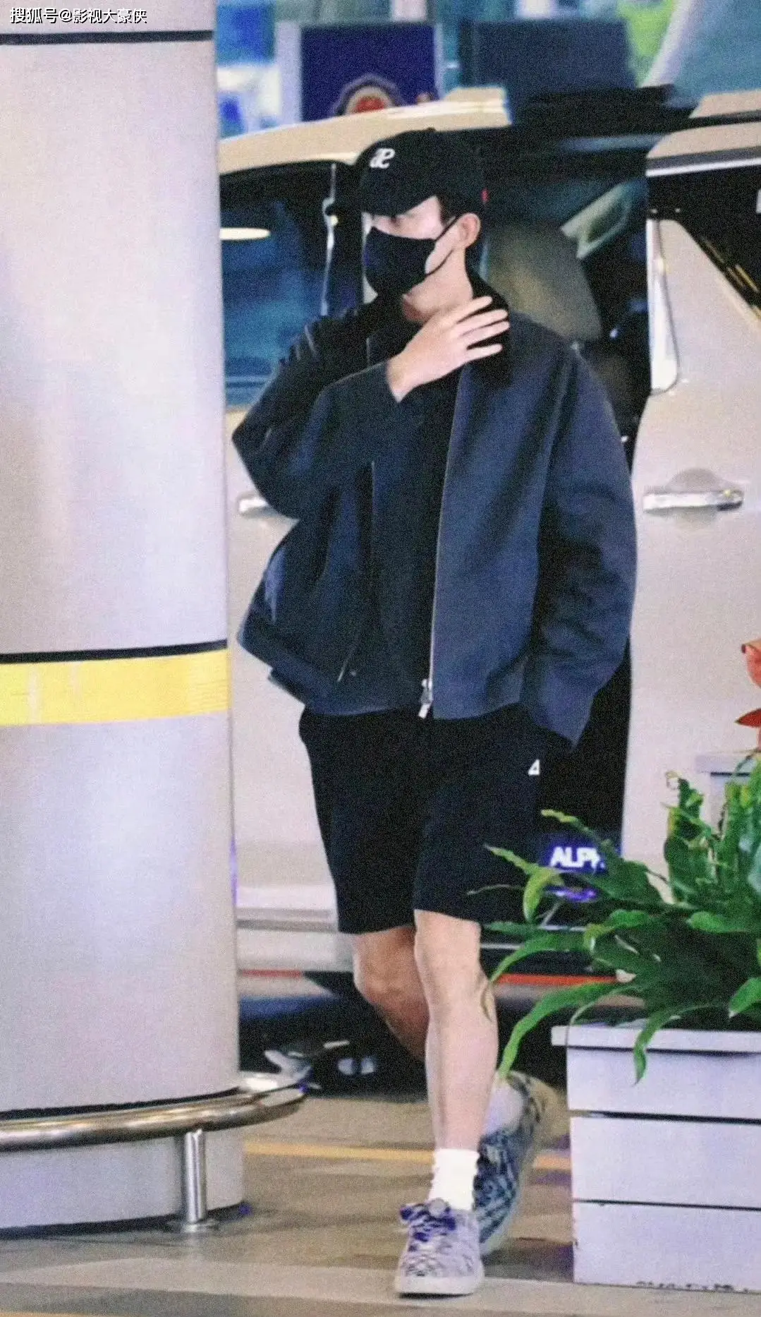 吴磊机场伸手指引粉丝如潮，魅力爆棚引发热议  第3张