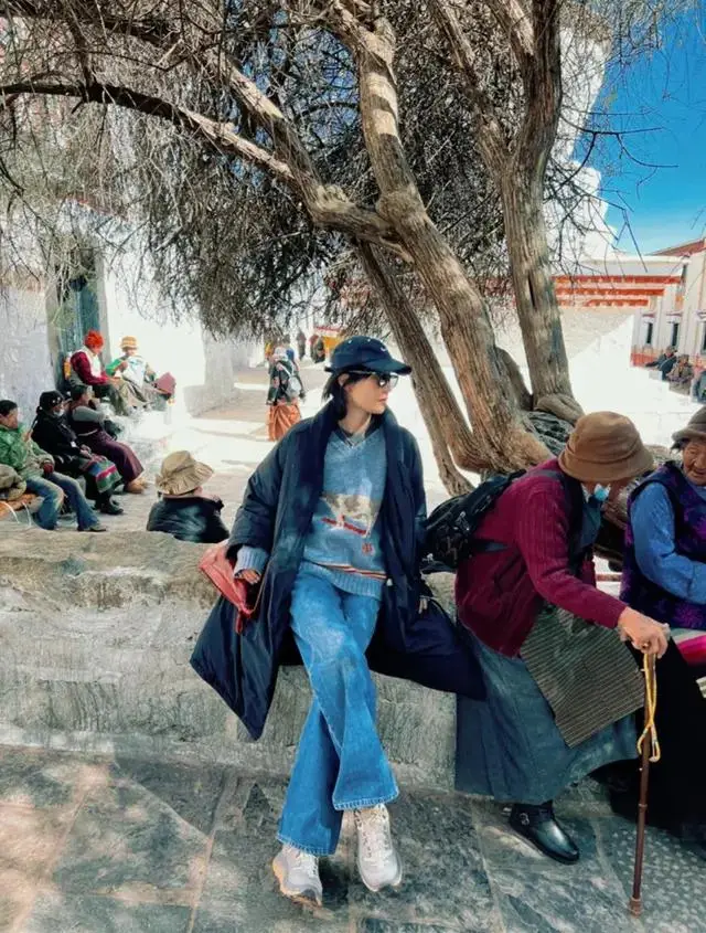 白百何再晒西藏旅行照，融入奶奶堆聊天却被冷落  第3张