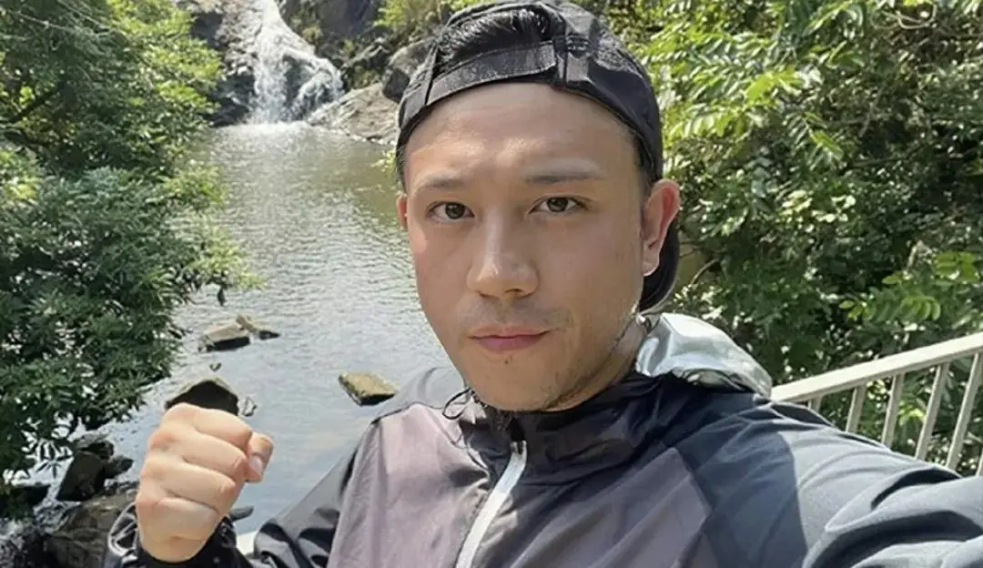 香港男星张致恒转行做清洁工，街头认真冲洗地面引热议  第1张