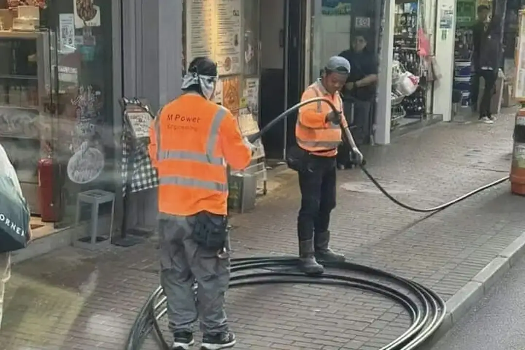 香港男星张致恒转行做清洁工，街头认真冲洗地面引热议  第2张