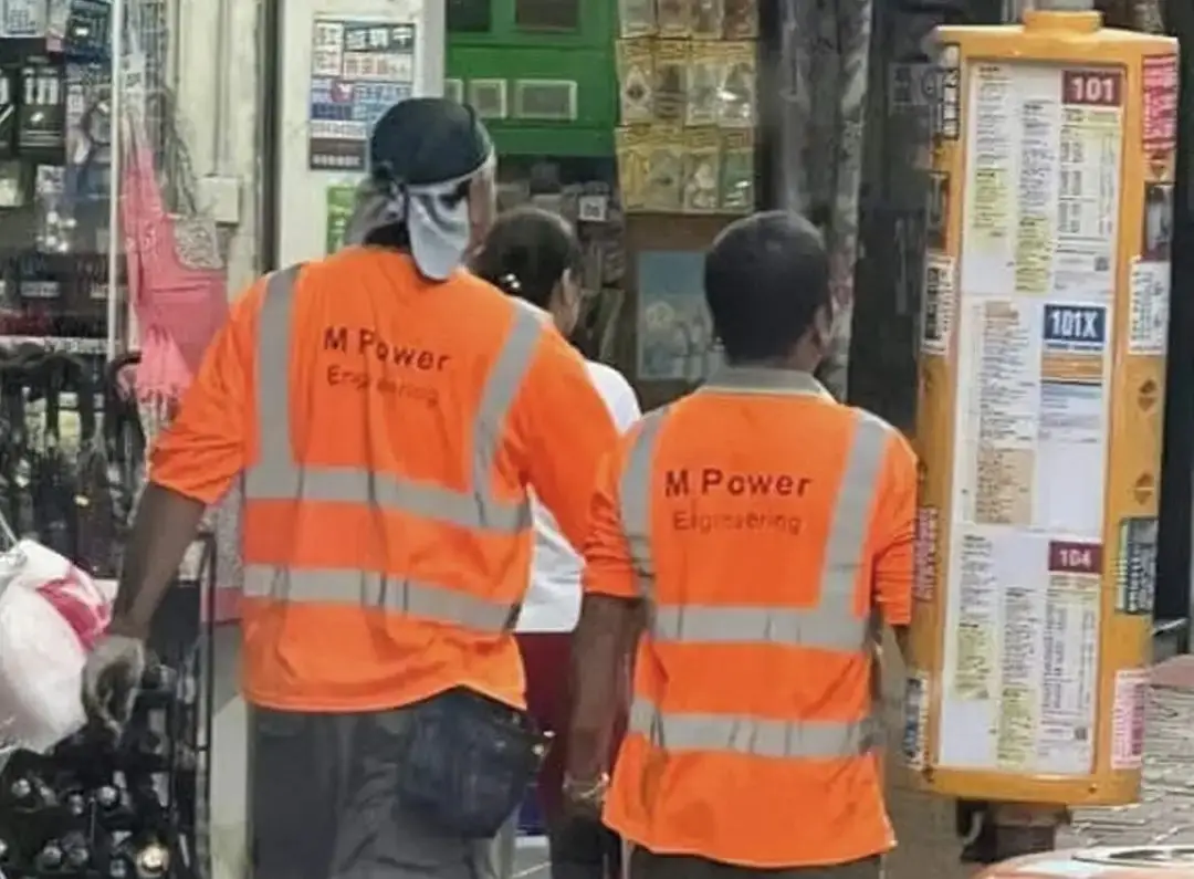 香港男星张致恒转行做清洁工，街头认真冲洗地面引热议  第3张