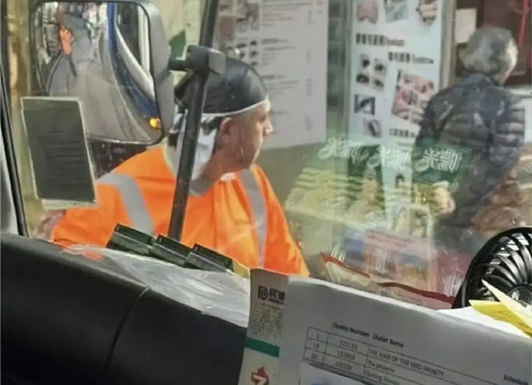 香港男星张致恒转行做清洁工，街头认真冲洗地面引热议  第4张