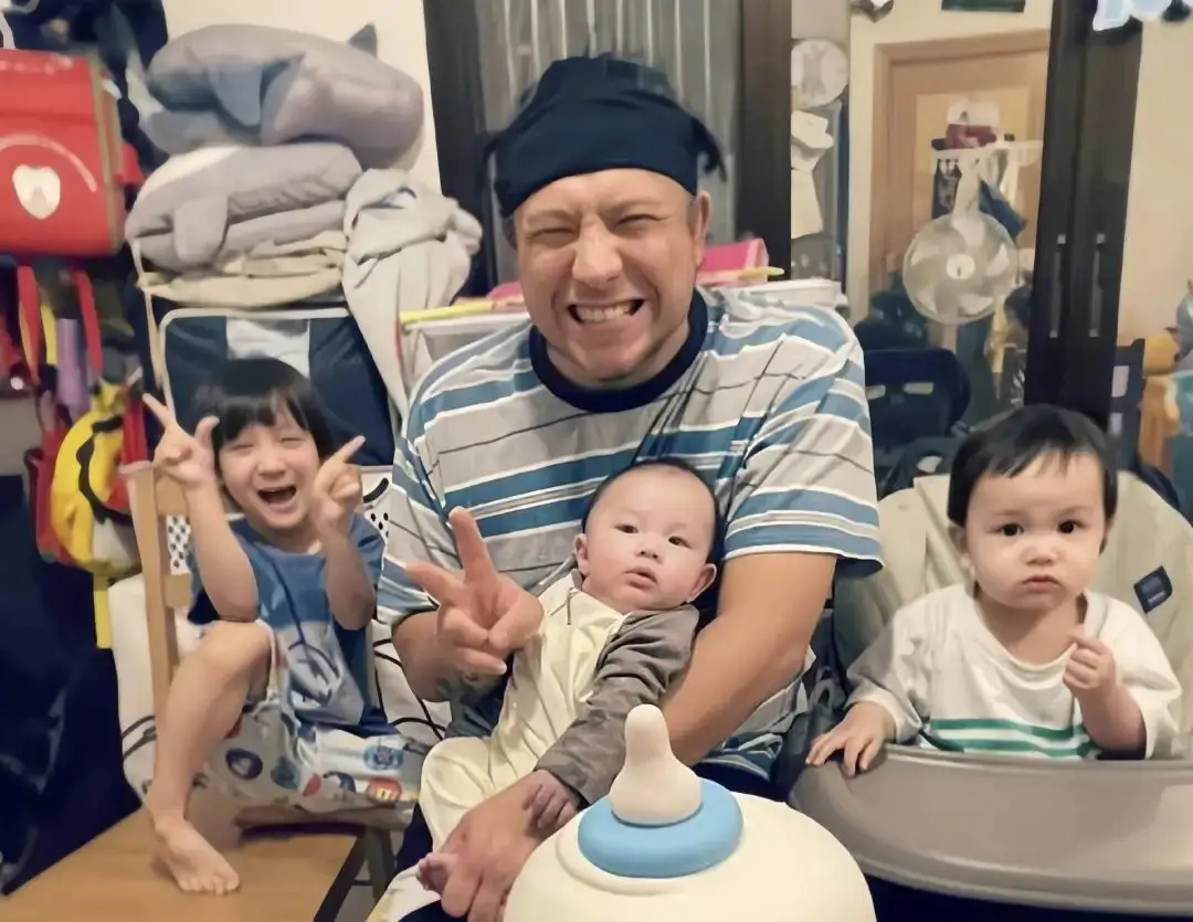香港男星张致恒转行做清洁工，街头认真冲洗地面引热议  第5张