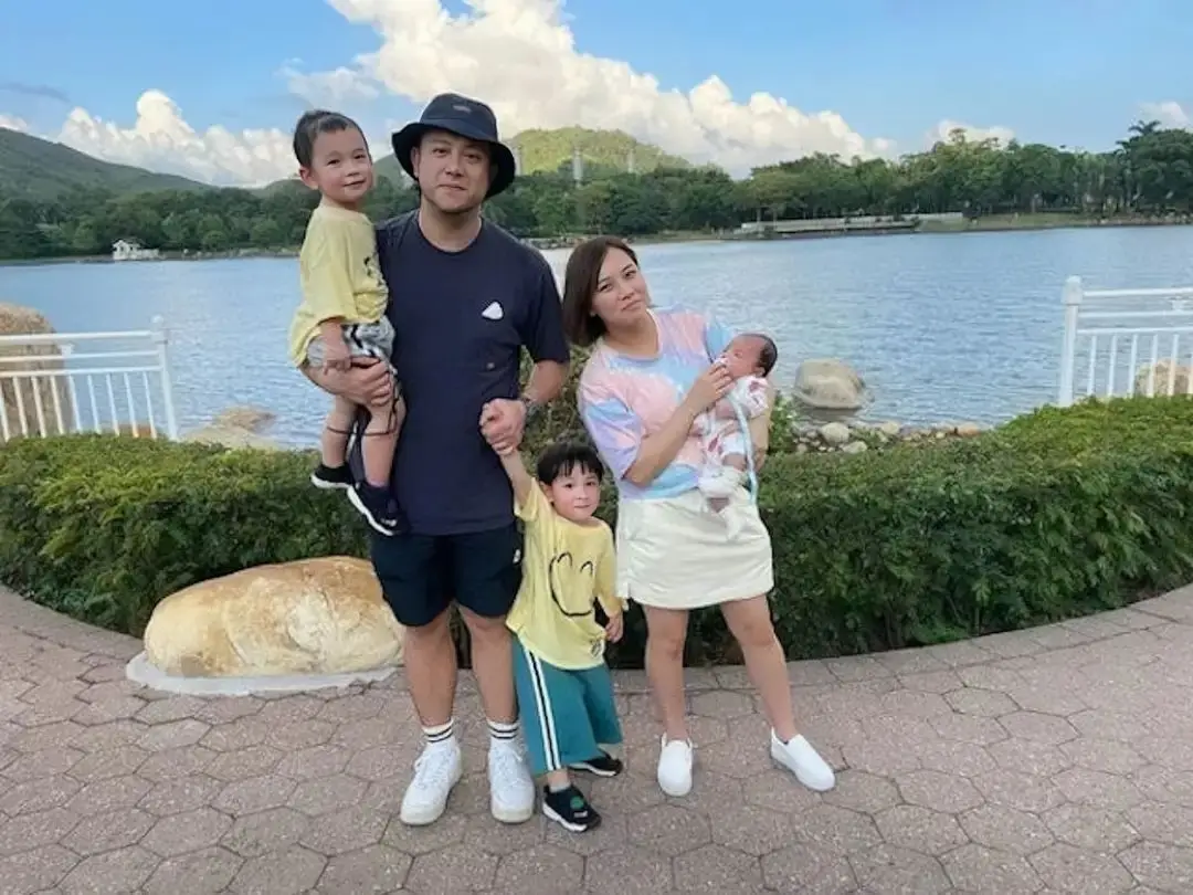 香港男星张致恒转行做清洁工，街头认真冲洗地面引热议  第6张
