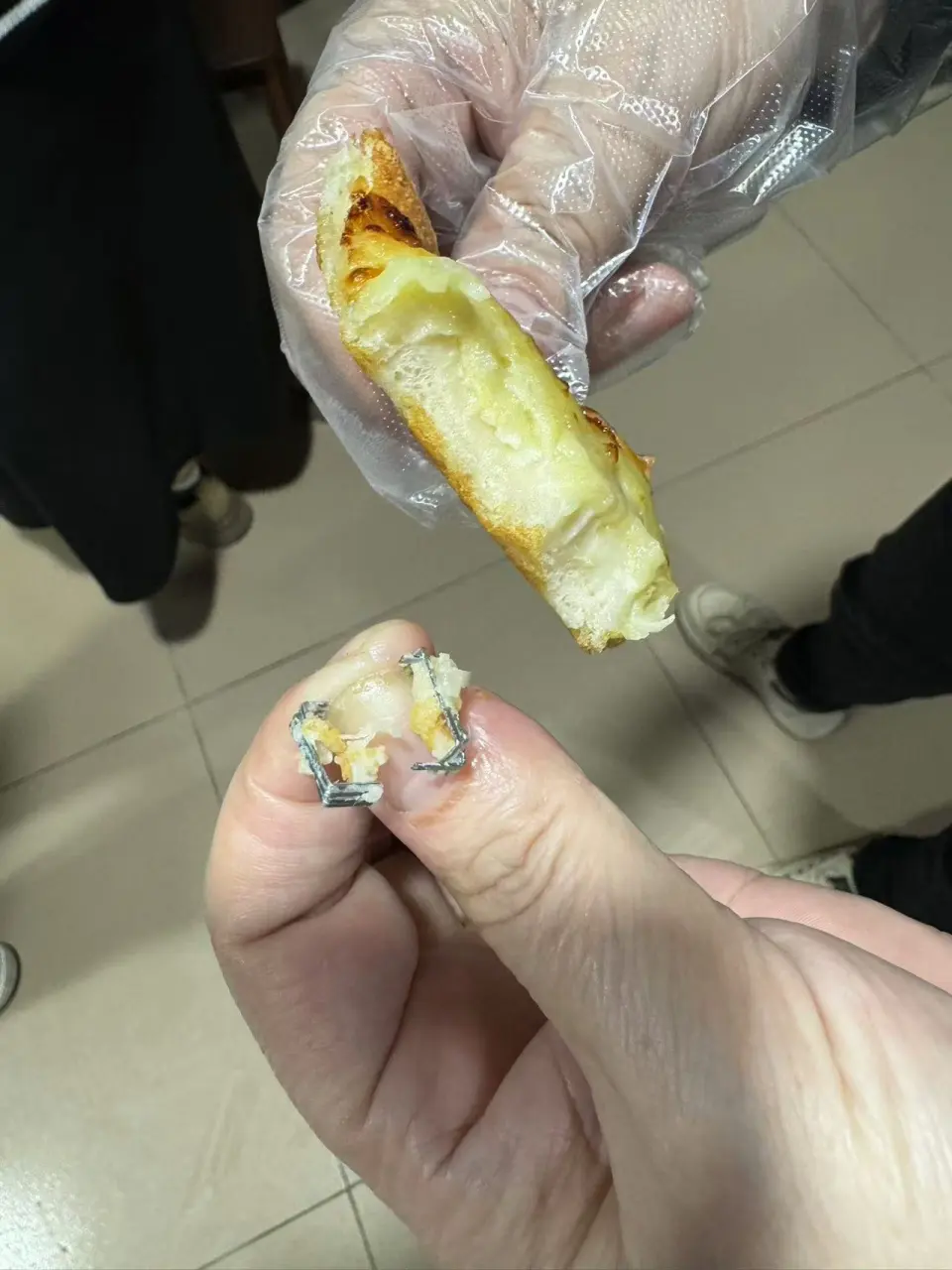 尊宝比萨外卖惊现8颗订书钉，顾客舌头被割伤，门店已全额退款  第1张