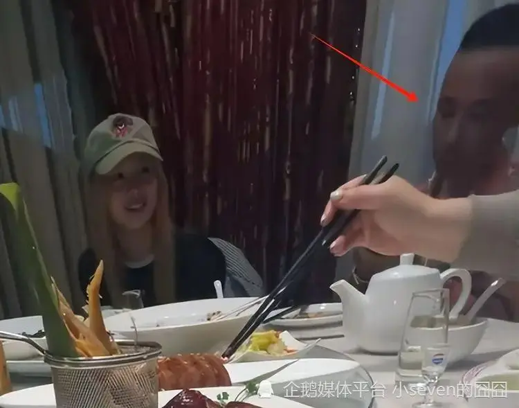 郑爽近照曝光：头发稀疏脸肿，网友热议昔日当红小花现状  第6张