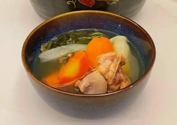 奶白菜胡萝卜炖咸猪骨汤的制作技巧与详细步骤  第2张