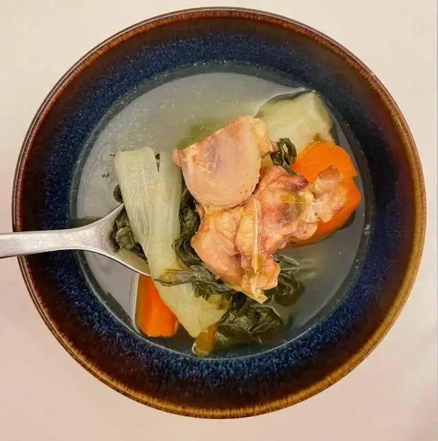奶白菜胡萝卜炖咸猪骨汤的制作技巧与详细步骤  第3张