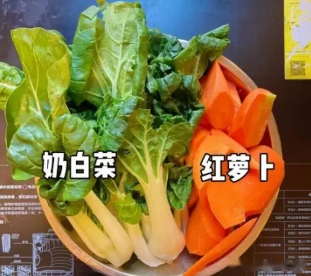 奶白菜胡萝卜炖咸猪骨汤的制作技巧与详细步骤  第4张
