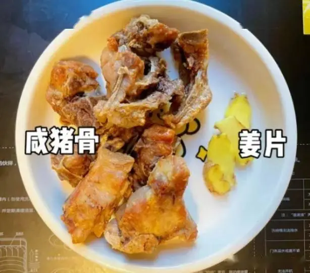 奶白菜胡萝卜炖咸猪骨汤的制作技巧与详细步骤  第5张