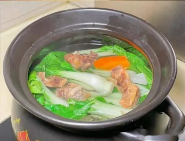 奶白菜胡萝卜炖咸猪骨汤的制作技巧与详细步骤  第6张