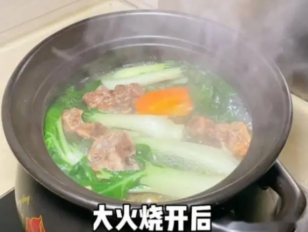 奶白菜胡萝卜炖咸猪骨汤的制作技巧与详细步骤  第7张