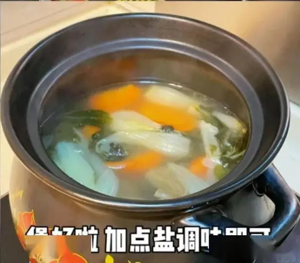 奶白菜胡萝卜炖咸猪骨汤的制作技巧与详细步骤  第8张