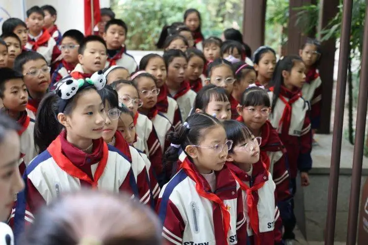 品味自然之灵，共筑熊猫保护梦：南岸区江南小学主题班会活动在重庆动物园举行  第1张