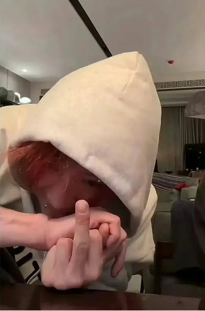 鹿晗深夜直播红发鼻钉造型引争议，粉丝失望互骂飙脏话  第5张