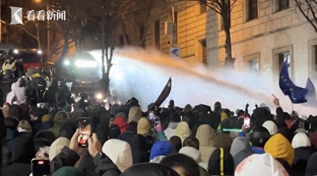 格鲁吉亚首都第比利斯爆发大规模抗议，反对暂停加入欧盟谈判  第1张