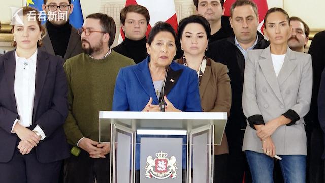 格鲁吉亚首都第比利斯爆发大规模抗议，反对暂停加入欧盟谈判  第3张