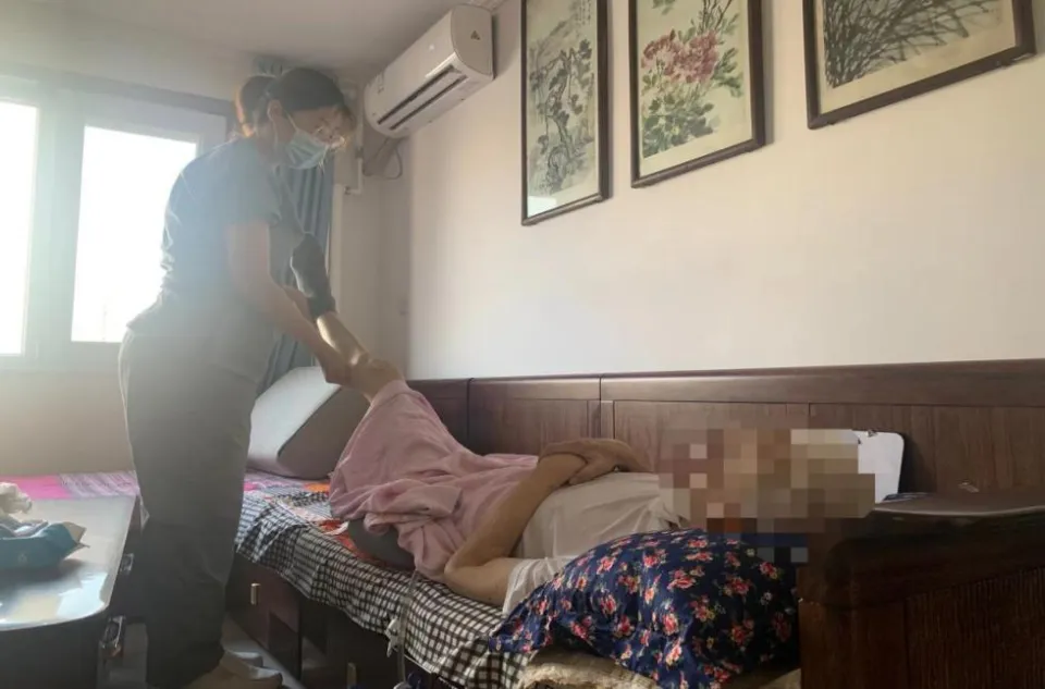 北京世纪坛医院护士上门服务，解决老年患者换尿管难题  第1张