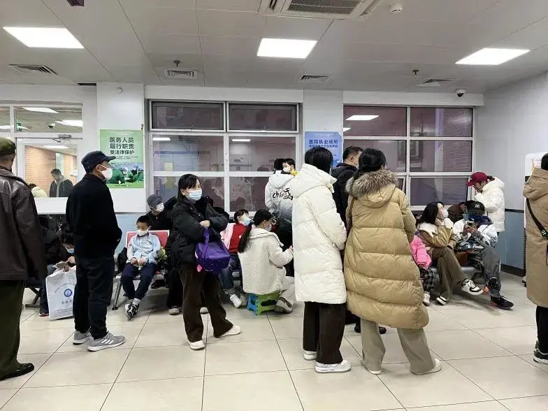 北京儿科就诊高峰：呼吸道病原体活跃，床位紧张需提前预约  第1张