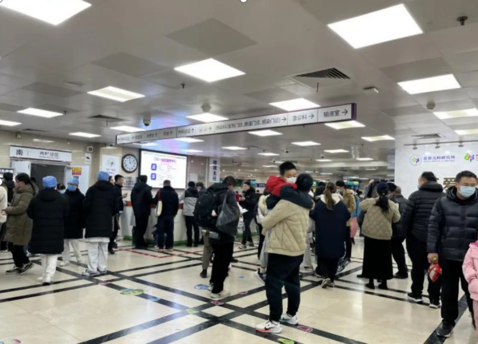 北京儿科就诊高峰：呼吸道病原体活跃，床位紧张需提前预约  第2张