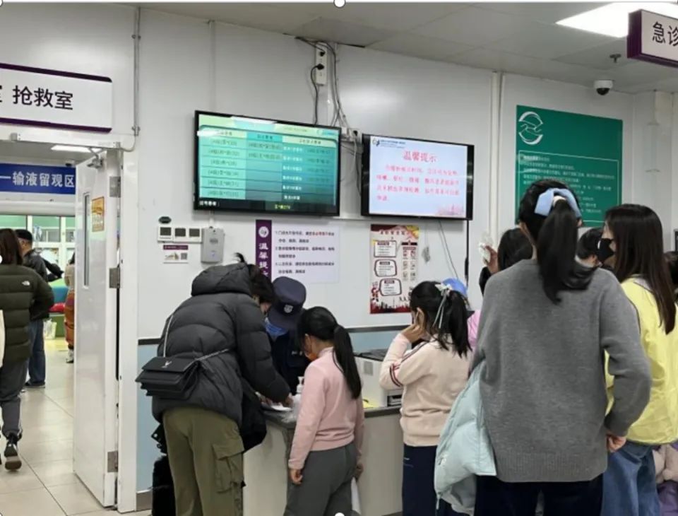 北京儿科就诊高峰：呼吸道病原体活跃，床位紧张需提前预约  第4张