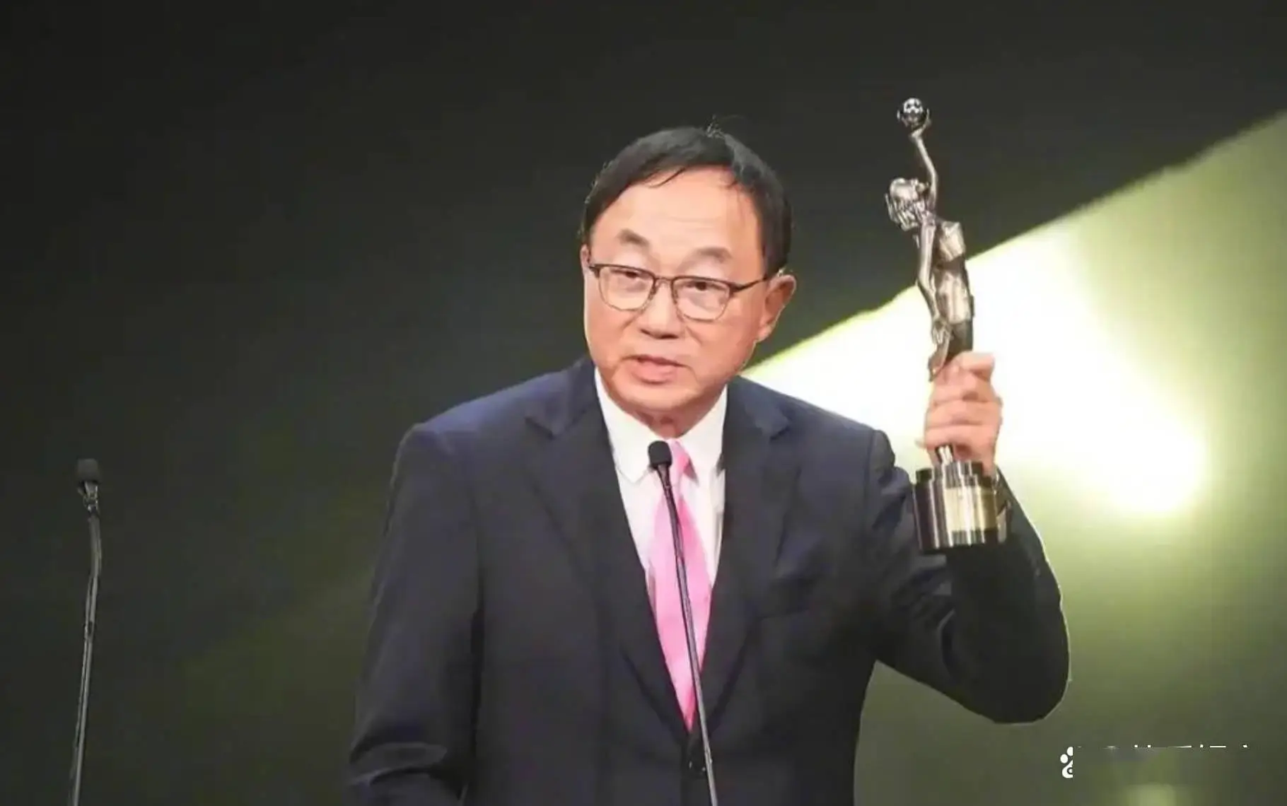 许冠文兄弟：传奇一生，笑中带泪，回顾喜剧大师的辉煌岁月  第1张