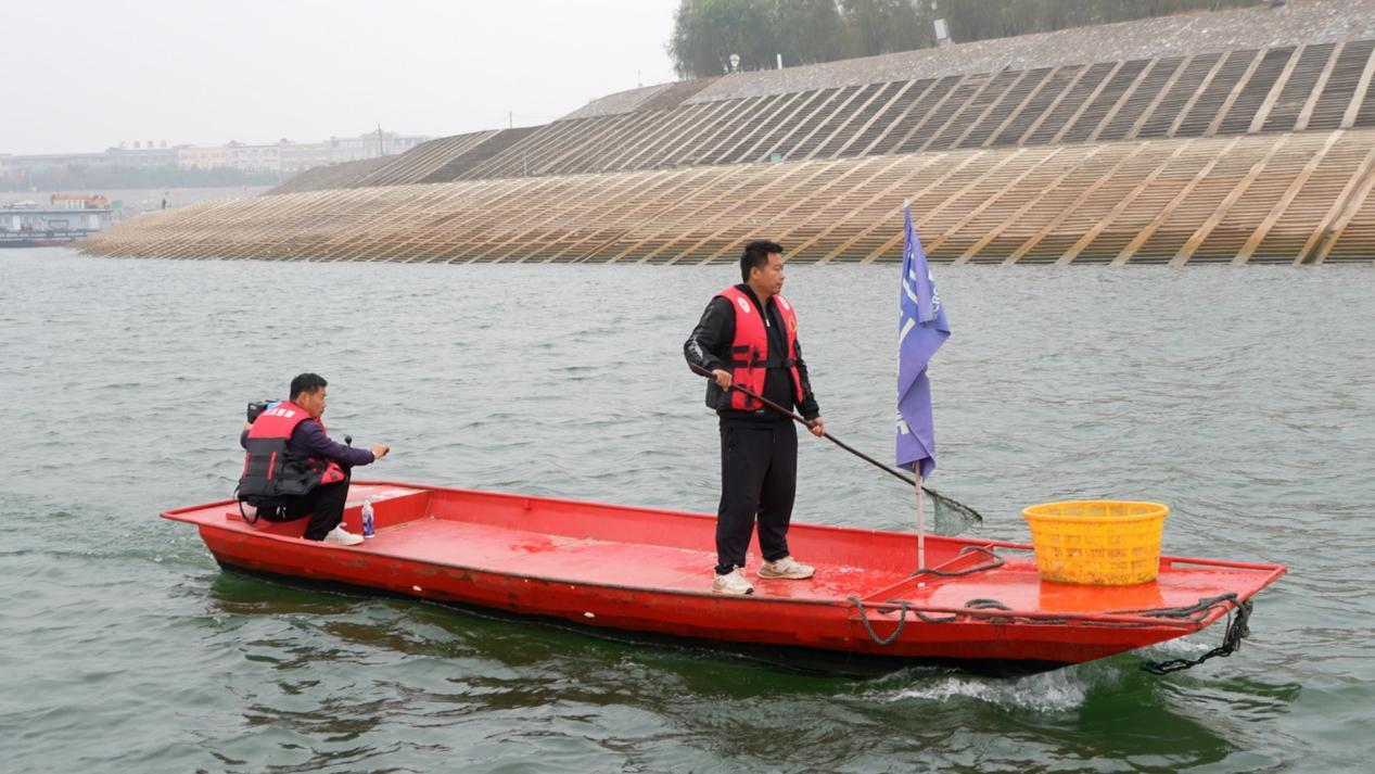 河南省南阳市淅川县清漂人贾国衡：守护丹江口水库水质，每日巡河打捞漂浮物  第2张