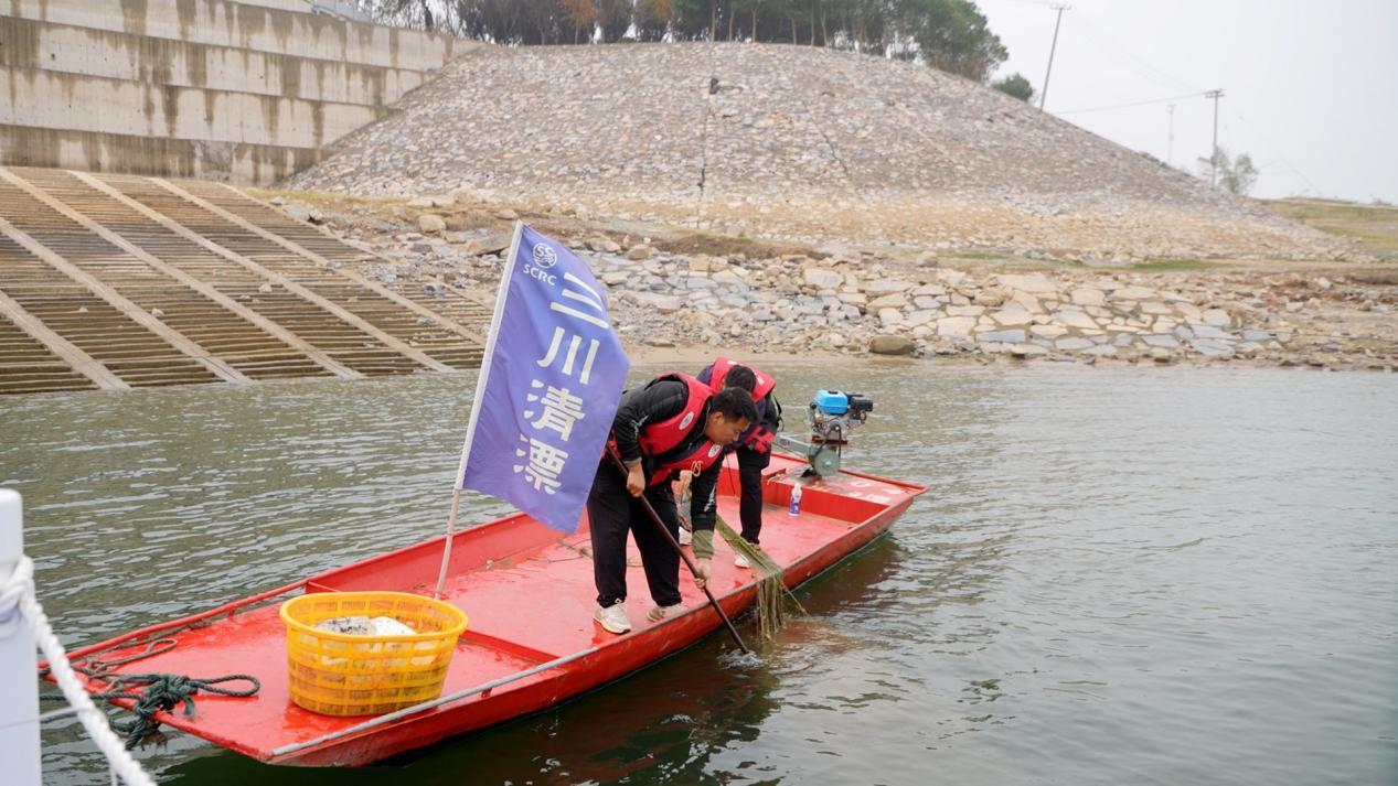 河南省南阳市淅川县清漂人贾国衡：守护丹江口水库水质，每日巡河打捞漂浮物  第3张
