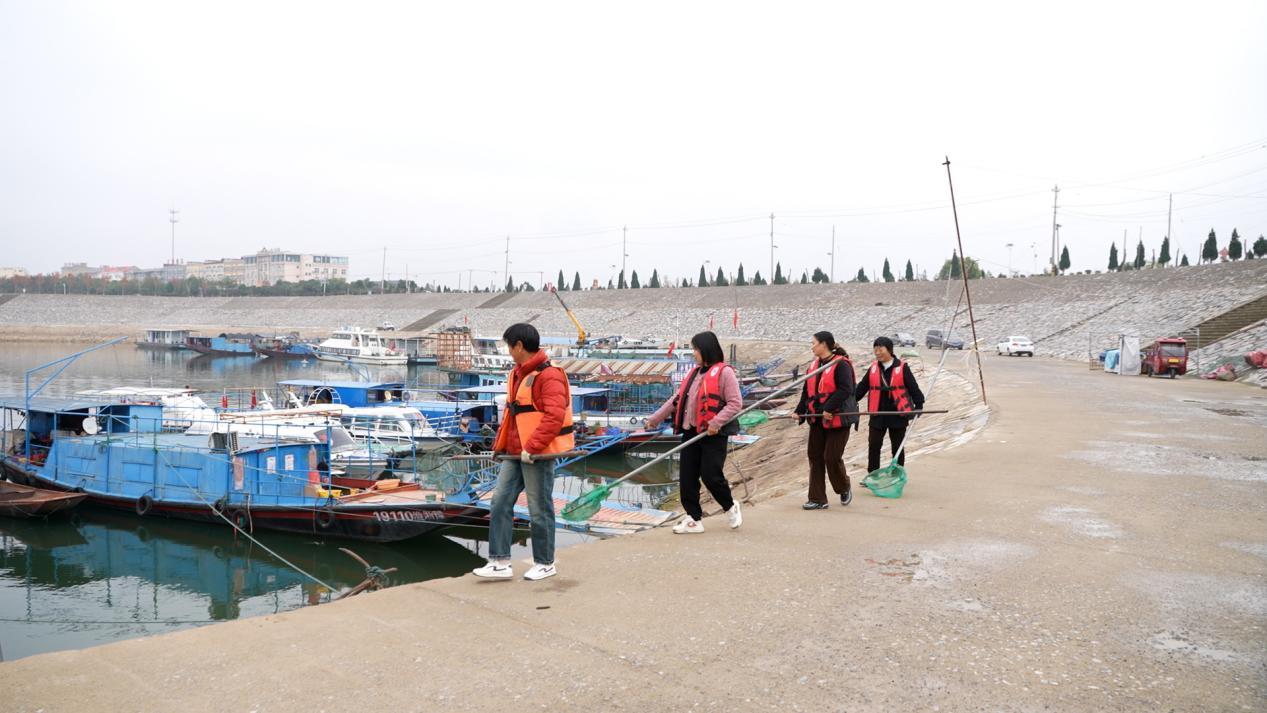 河南省南阳市淅川县清漂人贾国衡：守护丹江口水库水质，每日巡河打捞漂浮物  第4张