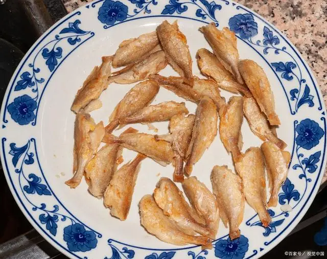 揭秘家常炸小鱼的美味秘诀：选材、腌制与炸制技巧全解析  第1张