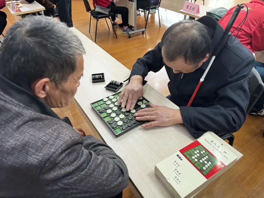 盲人协会黑白棋PK赛：以格益智，以棋会友，感受触感与智慧的碰撞  第1张