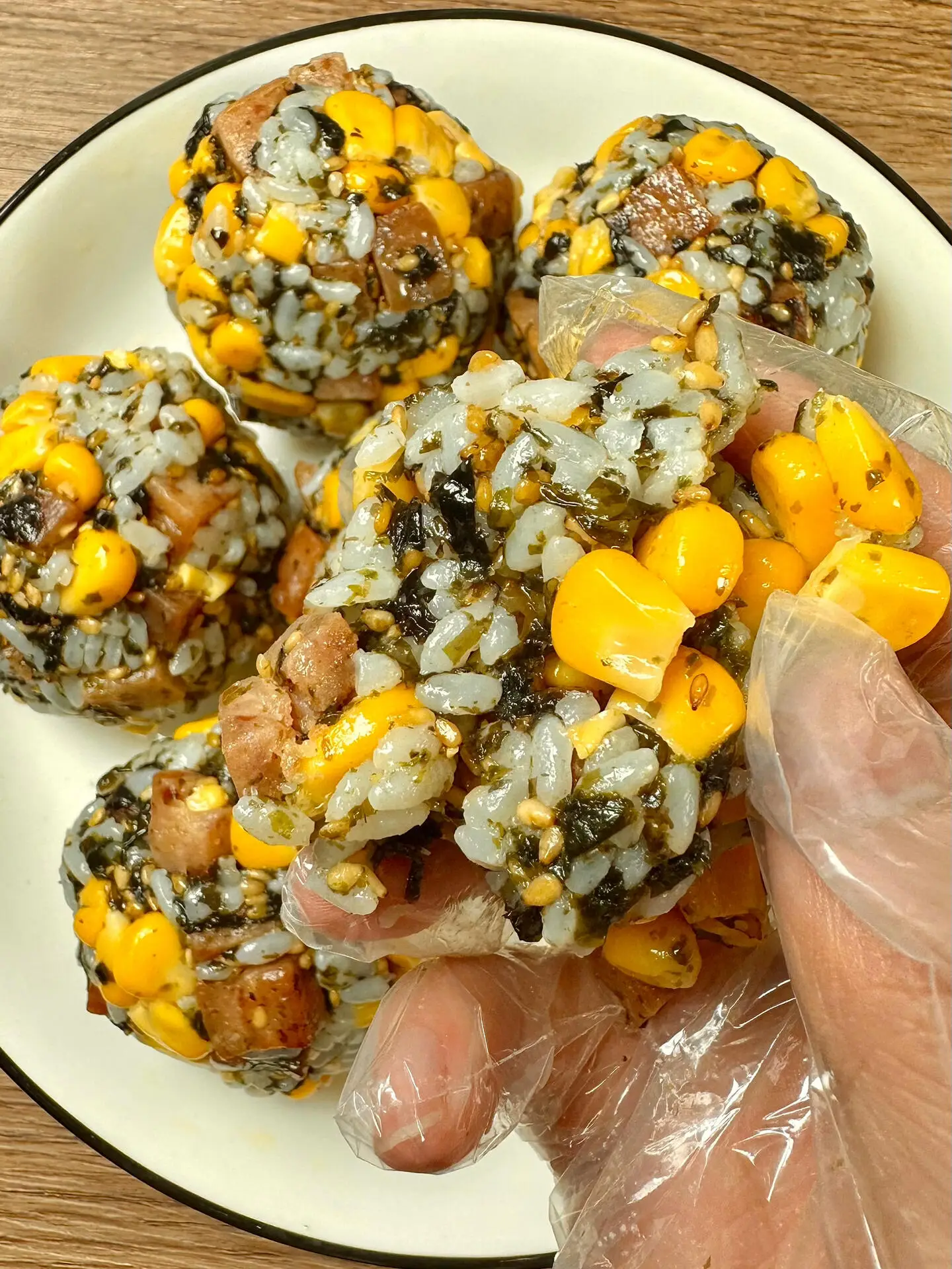 如何制作美味甜玉米海苔饭团：简单步骤与材料准备  第3张