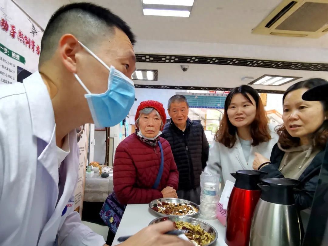 冬季膏方节启动，专家坐诊提供个性化调理方案，年轻人也热衷尝试