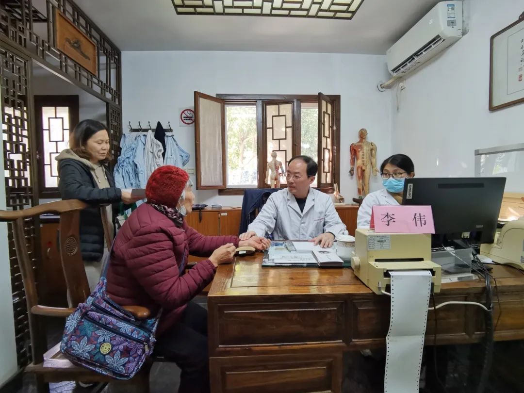 冬季膏方节启动，专家坐诊提供个性化调理方案，年轻人也热衷尝试  第2张